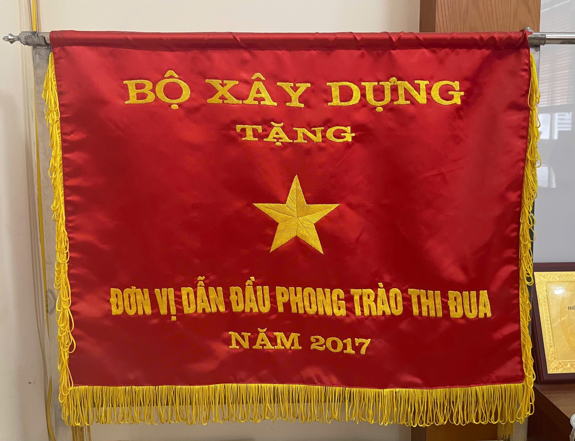 Cờ thi đua — Đơn vị dẫn đầu phong trào thi đua (Bộ Xây dựng, 2017)